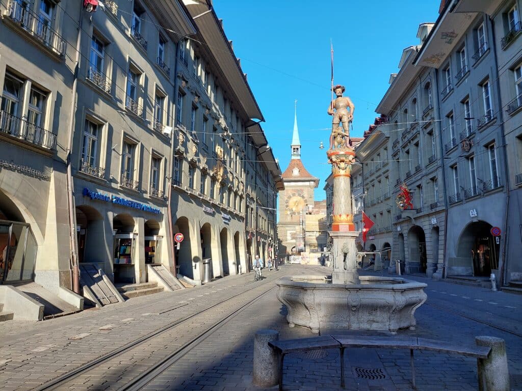 Calle casco antiguo de Berna con la torre del reloj al fondo
