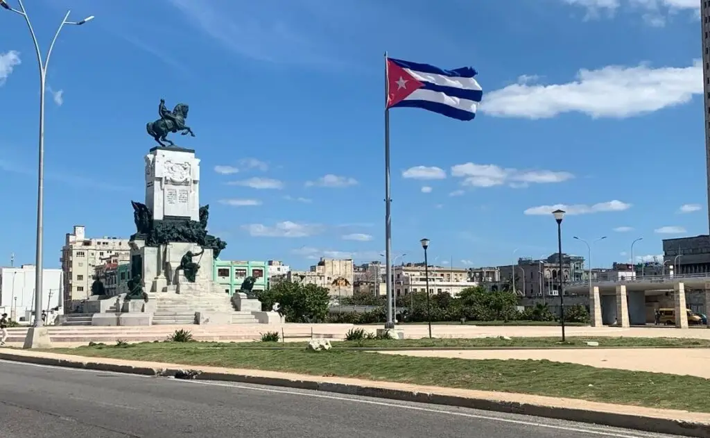 Cómo elegir la mejor aerolínea para viajar a Cuba con tus hijos