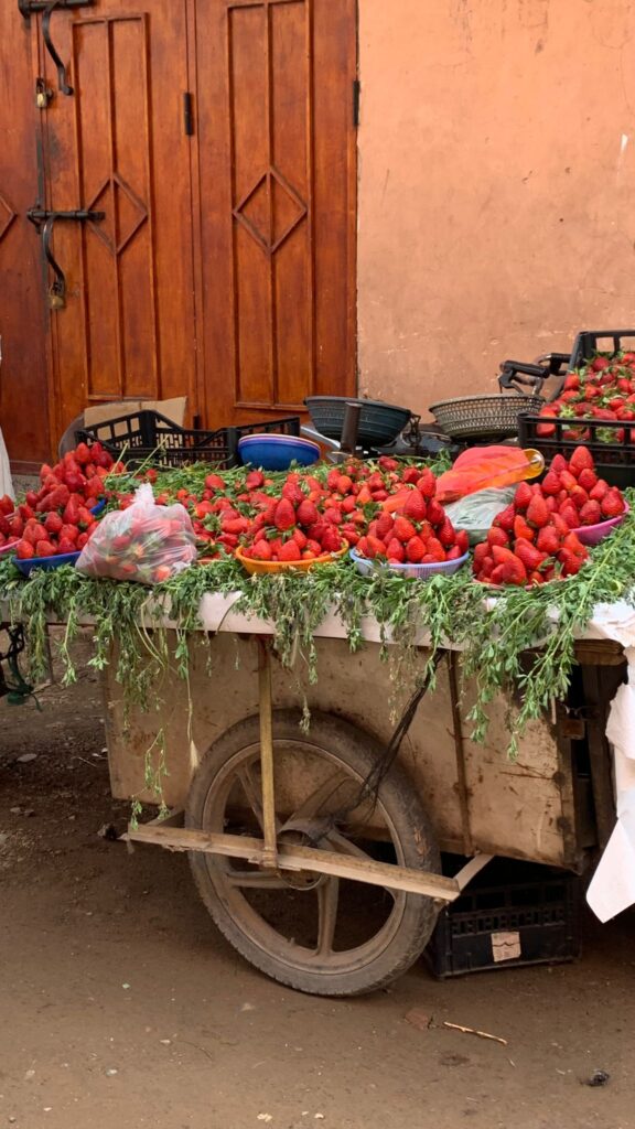 Puesto de fresas en las calles de Marrakech