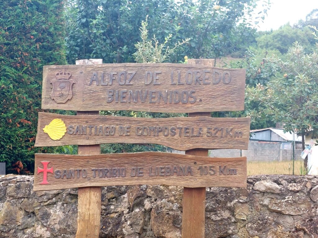 señal de madera del camino de santiago en Cantabria