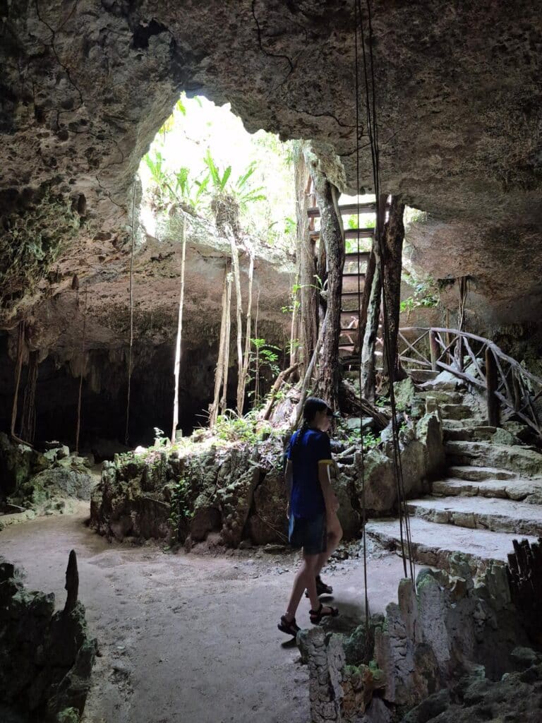 entrada escaleras a uno de los cenotes de Aldea Nueva