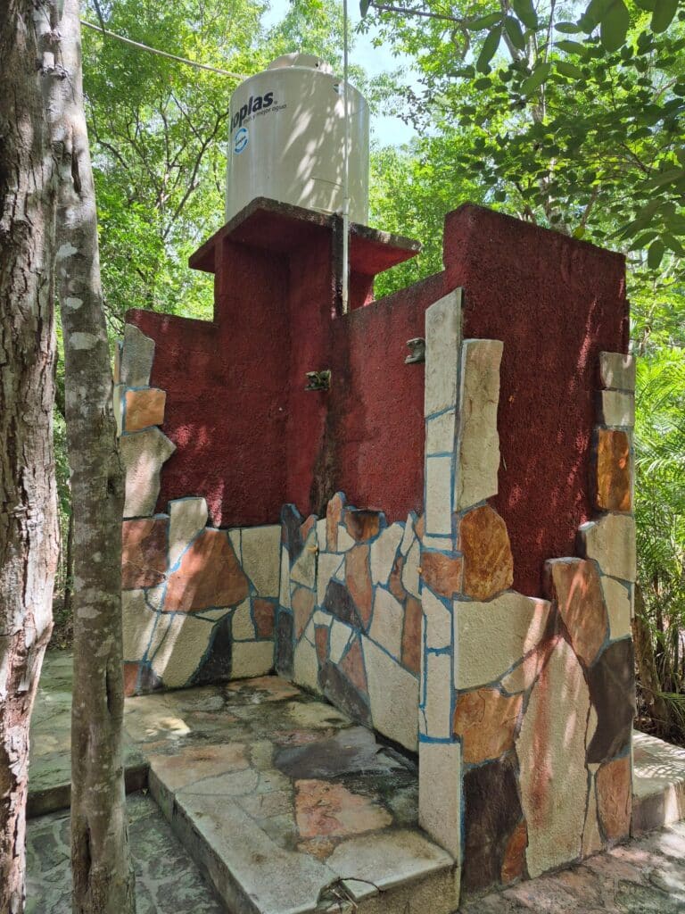 duchas sencillas antes de entrar a los cenotes de Aldea Nueva