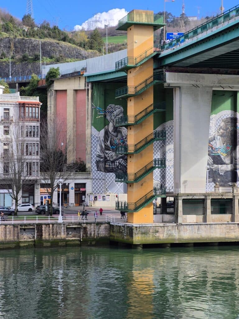 Escaleras al Puente de La Salve (Hay dentro ascensor)