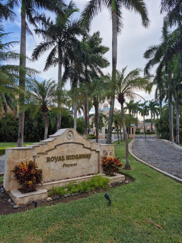 entrada al hotel Royal Hideaway en playacar, mexico