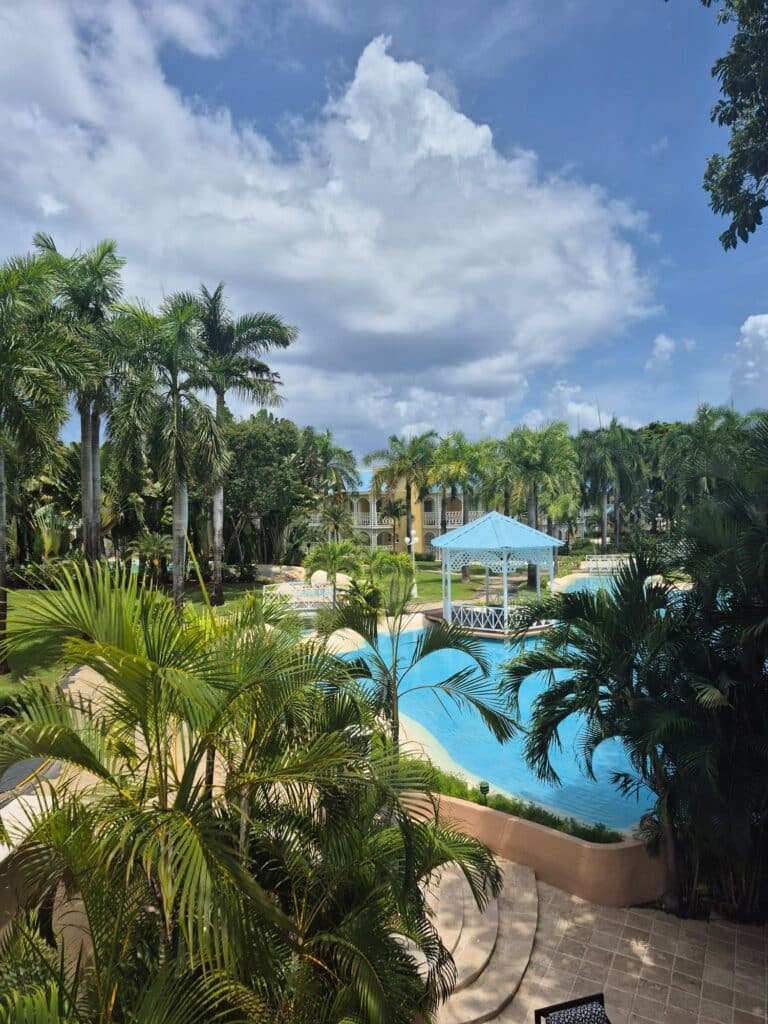 Jardines del hotel Royal Hideaway Playacar. Uno de los mejores hoteles donde alojarse en la Riviera Maya